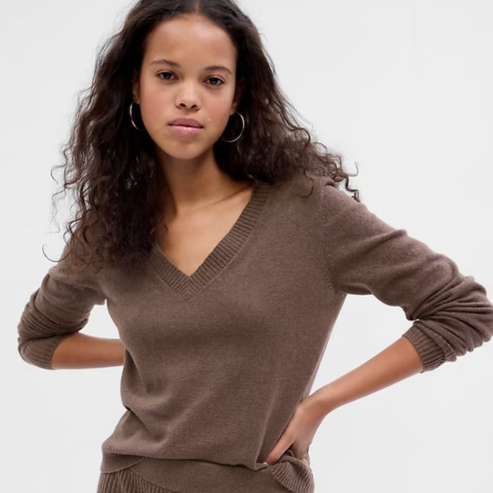 NWT - GAP CashSoft V-Neck Sweater